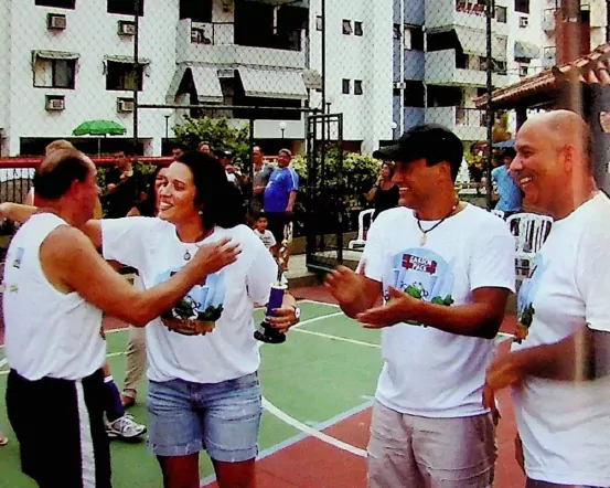 Foto na quadra do condomínio Garden Park, com condomínios participando de atividade social