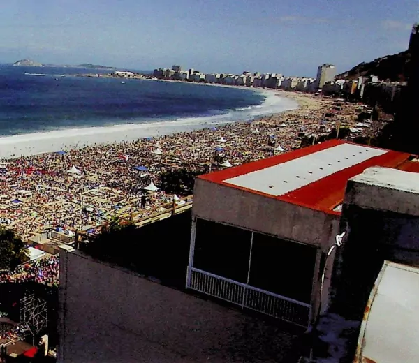 Foto aérea de multidão em Copacabana