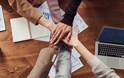 A busca de novos talentos no mercado de trabalho: Lowndes aposta em programas como o jovem aprendiz para inserir jovens no mercado de trabalho