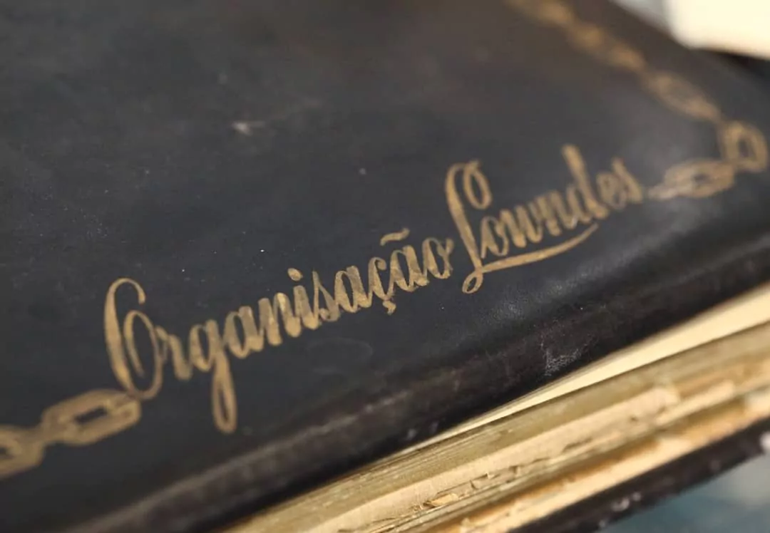 Detalhe de uma máquina de escrever antiga, onde está escrito "Organização Lowndes"