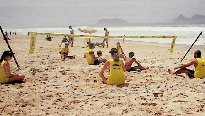 Foto de PCD's jogando vôlei na praia