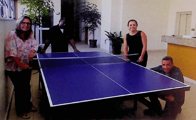 Síndica Célia e sua equipe mostra nova mesa de ping-pong