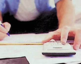 Boletos do Condomínio Imagem de condômino fazendo contas na calculadora