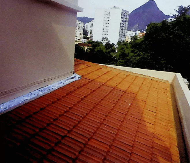 Novo telhado do condomínio  do Edifício Barão de Famalicão