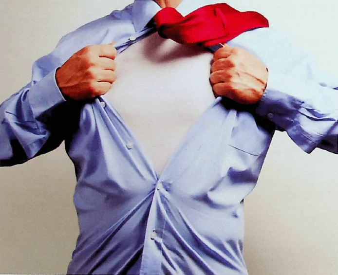 Imagem de homem abrindo a camisa, representando síndico