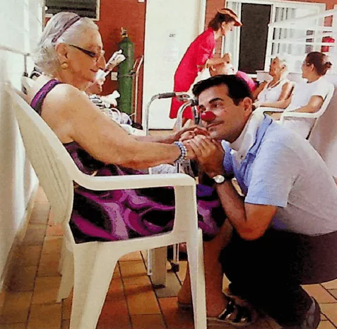 Sociedade Froien Farain Foto de integrante da Froien Farain acolhendo idoso