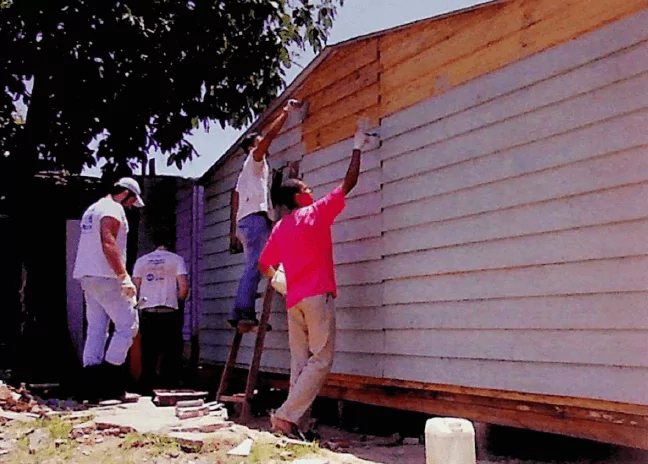 TETO Voluntários do TETO construindo moradia