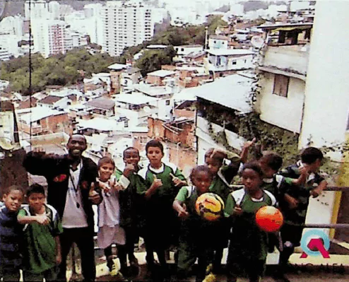 Treino na Escola de Futebol do Morro Dona Marta Foto das crianças no treino de futebol