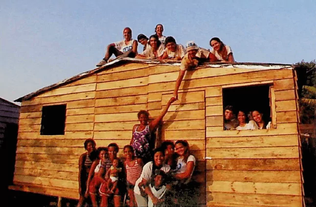 Voluntários do Teto Voluntários do TeTo ajudando a construir moradia