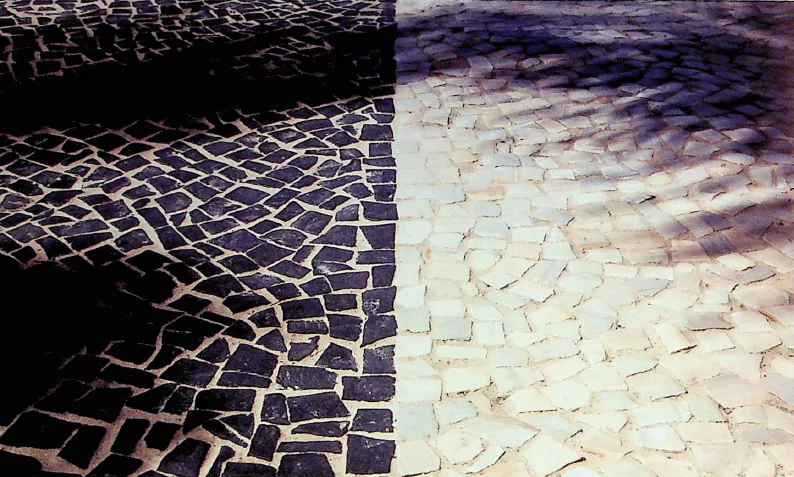Pedras Portuguesas na calçada do Condomínio