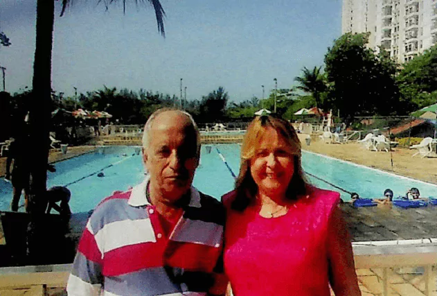 Foto de síndico e sub-síndico com piscina ao fundo