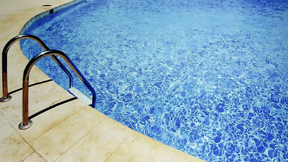 Piscina do Condomínio preparada para o verão