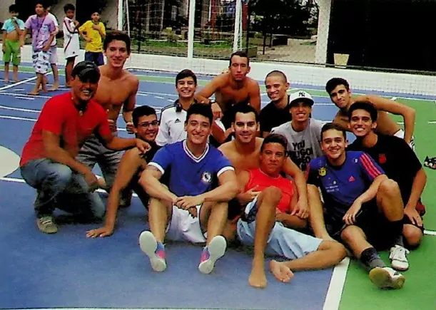 Jovens em quadra poliesportiva