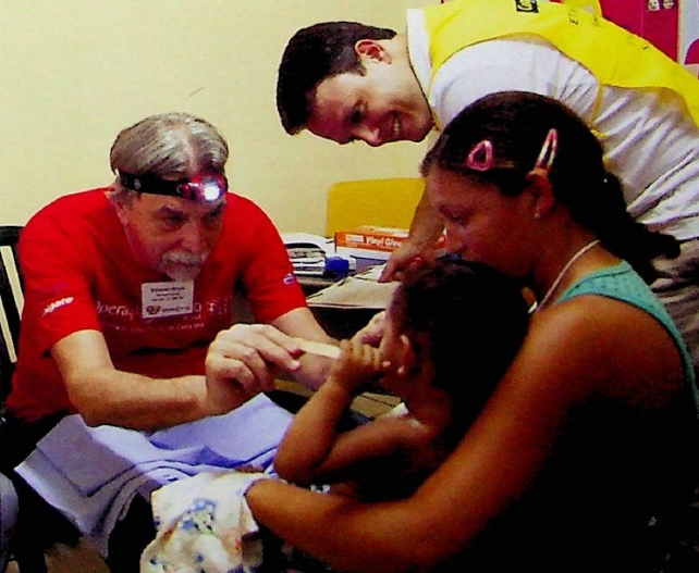 Foto de consulta sendo realizada na ONG