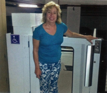 Foto de Síndica no Elevador de cadeirantes