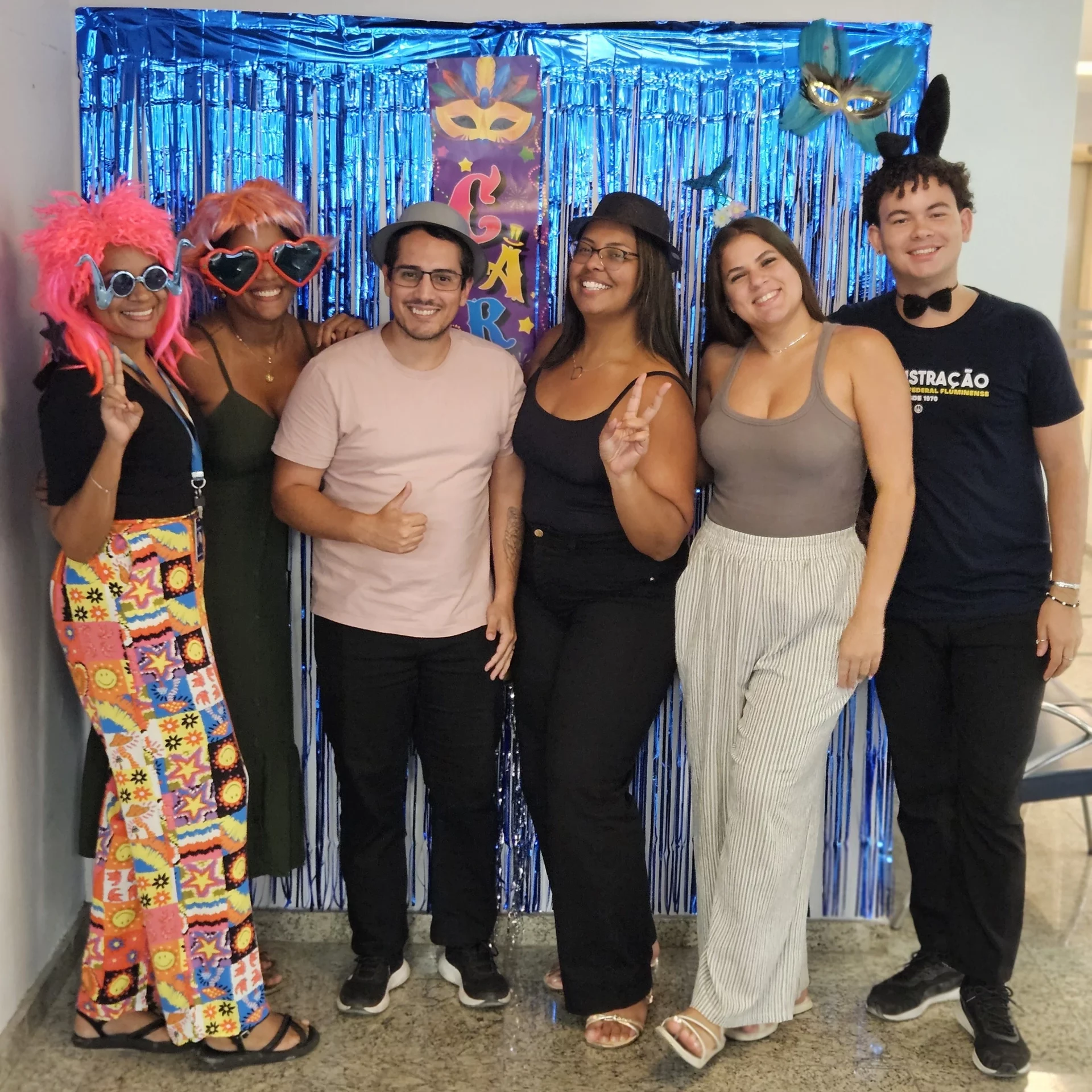 chefes de diversos departamentos sorrindo para a câmera